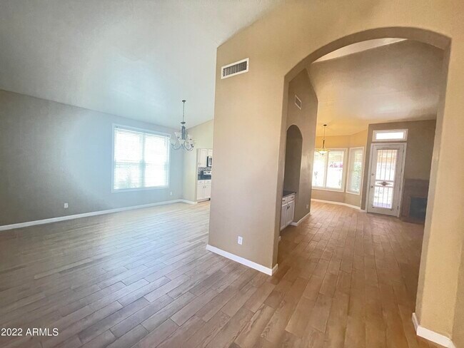 Building Photo - 658 N Poplar Ct