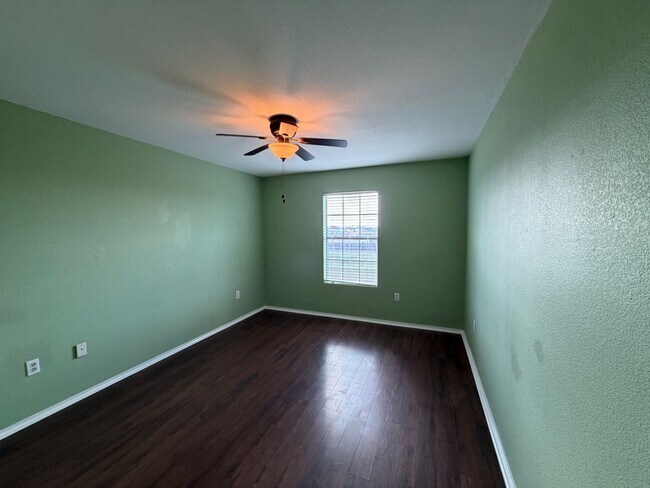 Building Photo - TWO STORY 5 BEDROOM 3 BATH HOUSE WITH SPA