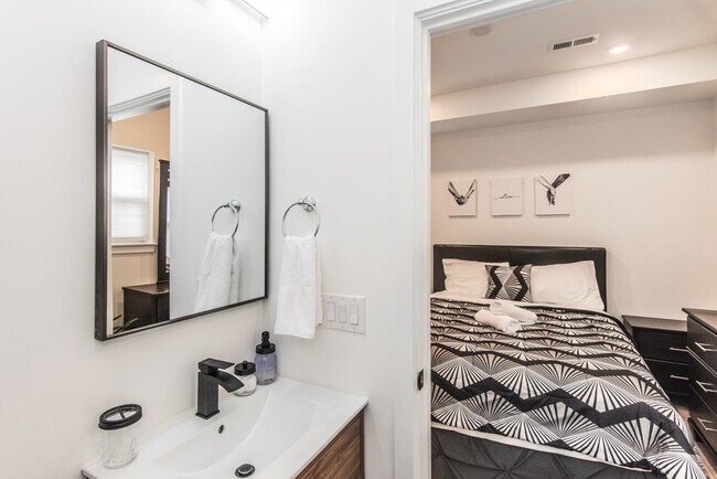 Building Photo - 2435 Master St