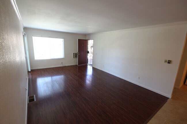 Building Photo - Huge 2 Bedroom Condo