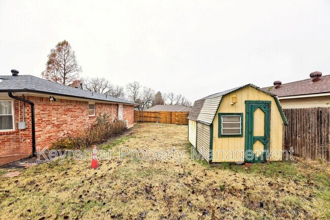 Building Photo - 314 N Lakeside Terrace