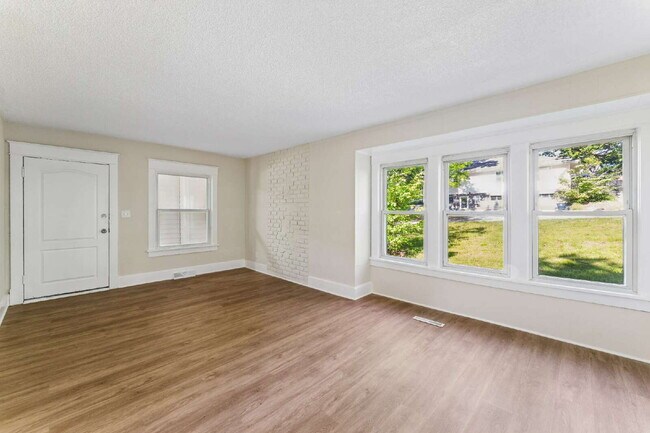 Building Photo - Charming 2-Bedroom Haven in Kansas City Northland!
