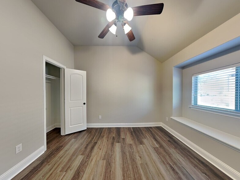 Building Photo - 900 McLynn Ct