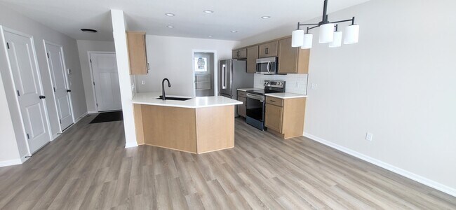 Building Photo - 10390 Silver Rock Chase