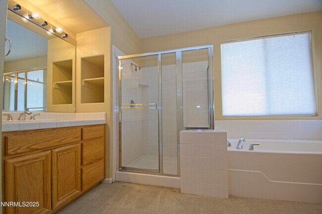 Building Photo - 3075 Roxbury Dr