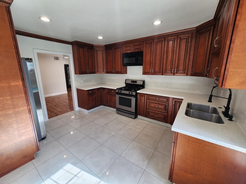 Building Photo - 13132 Hartland St