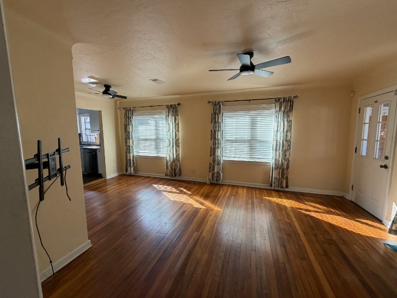 Building Photo - 1304 17th Ave N