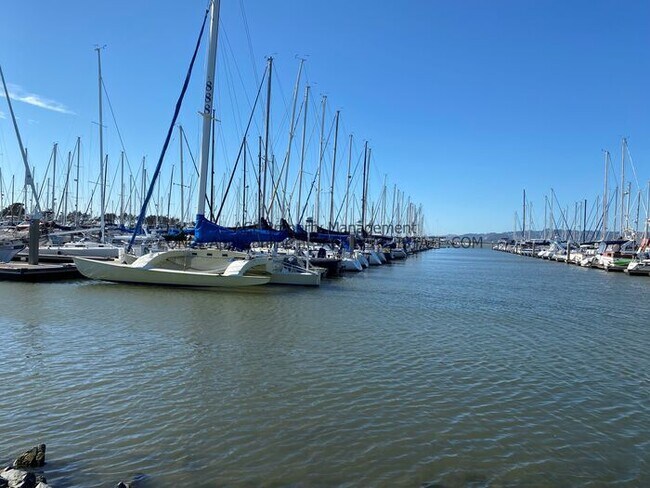 Building Photo - Perectly Located, Spacious, 2bed/ 2bath, E...