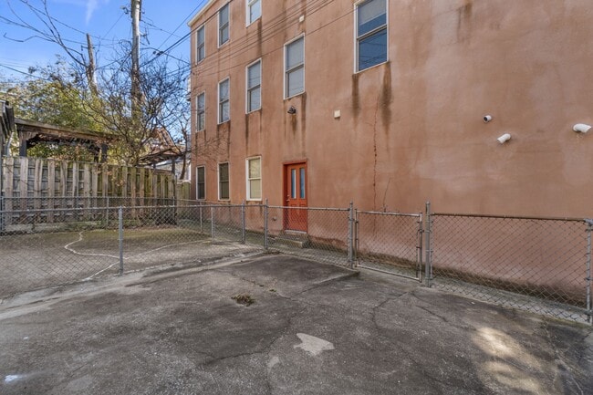 Building Photo - 2027 E Baltimore St