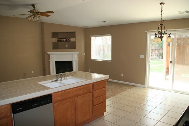 Building Photo - Great home for rent in Visalia!