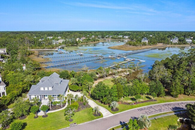 Building Photo - Luxury Waterfront Estate with Deepwater Access