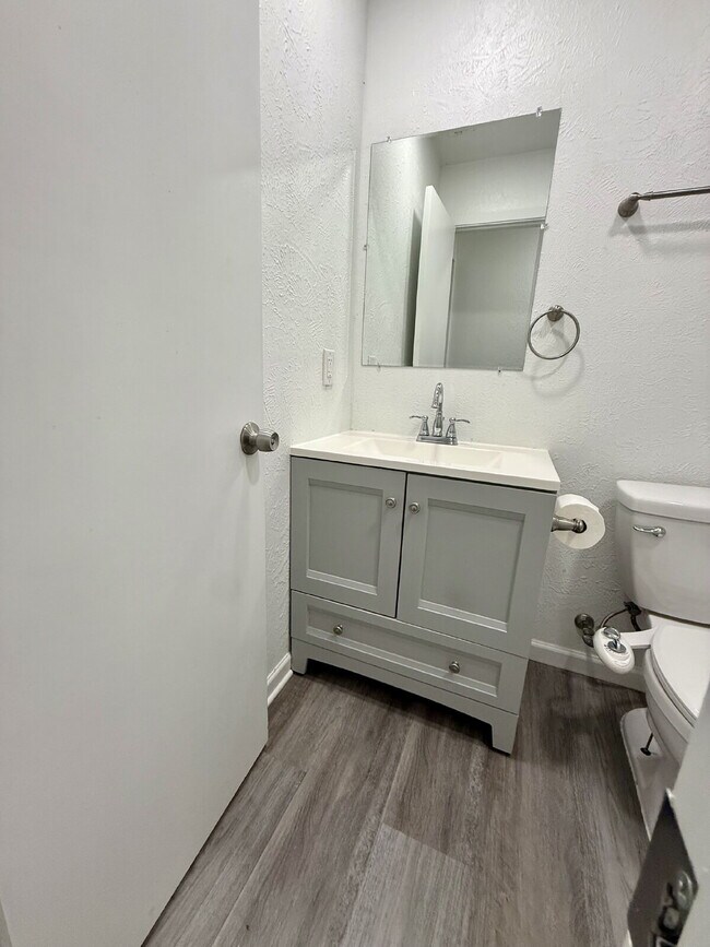 Building Photo - "Charming 3-Bed Oasis with 2 Full Baths in Garland – 1160 Sq Ft of Comfort at 1617 Meadowbrook!"