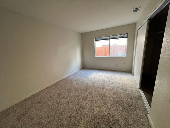 Building Photo - Huge 2 Story 5 Bedroom 3 Car Garage Home w...