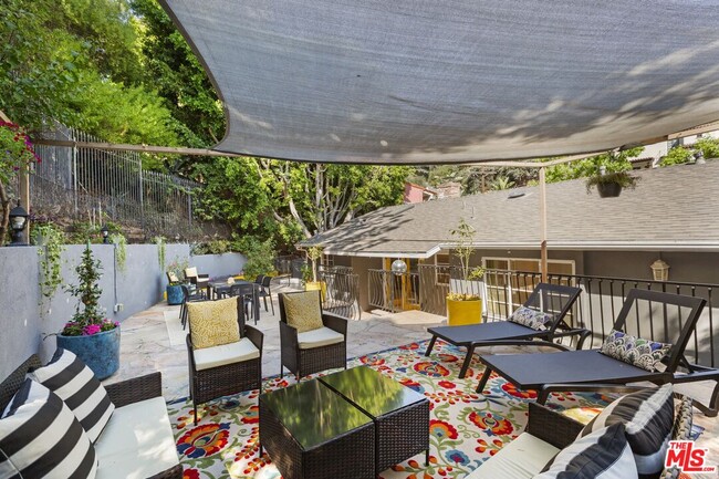 Building Photo - 2867 Beachwood Dr