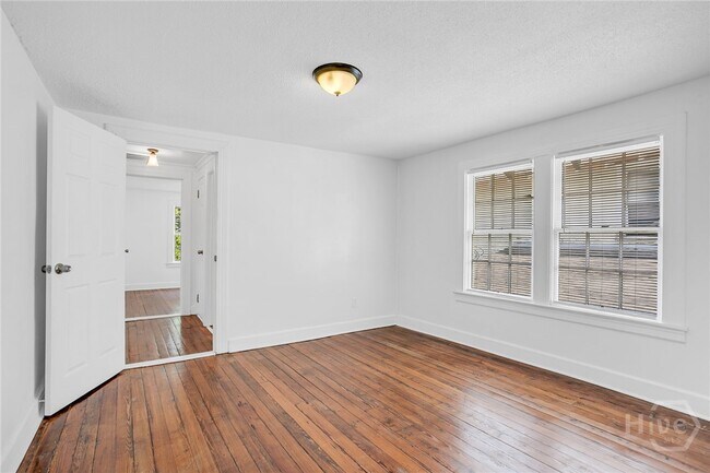 Building Photo - 906 E 39th St