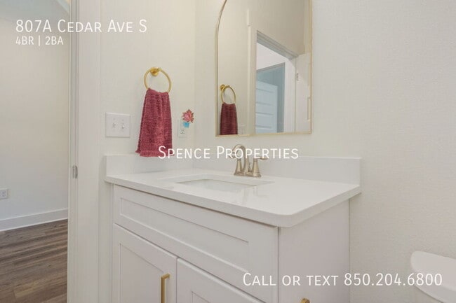 Building Photo - 807A Cedar Ave S