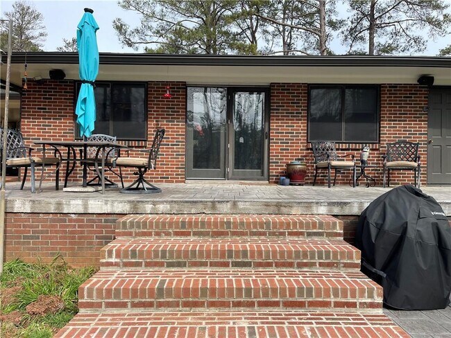 Building Photo - 3499 Fairway Dr