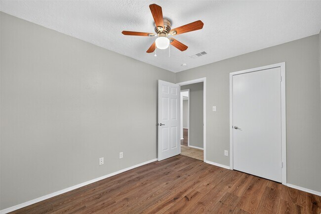 Building Photo - 811 Lochmoor Ln