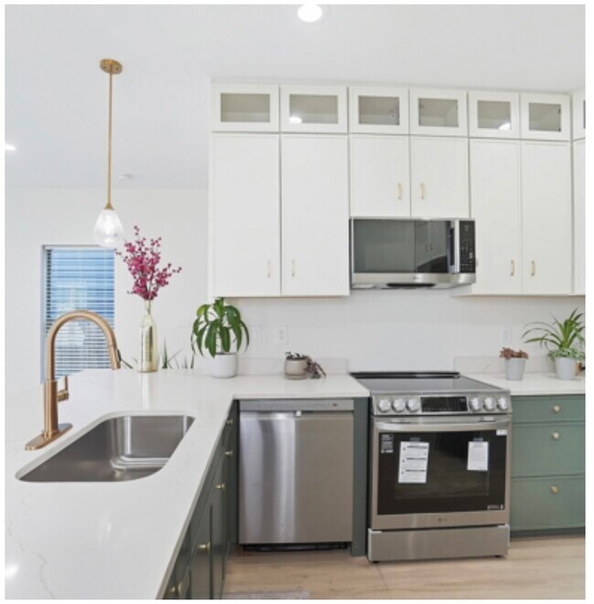 Building Photo - 408 St Clair Ave