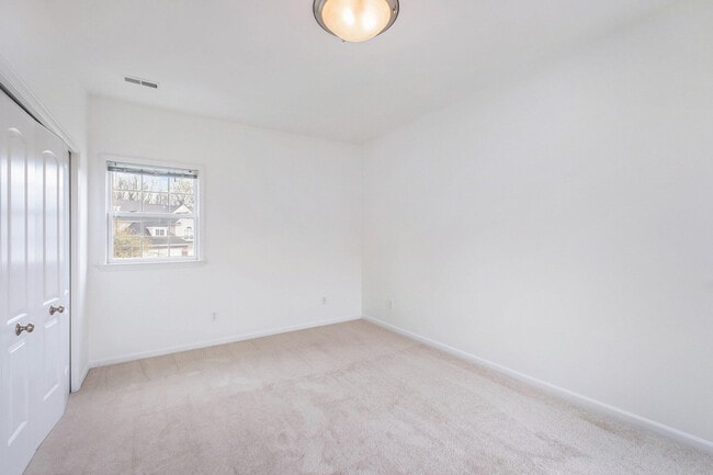 Building Photo - 2925 N Knightsbridge Cir
