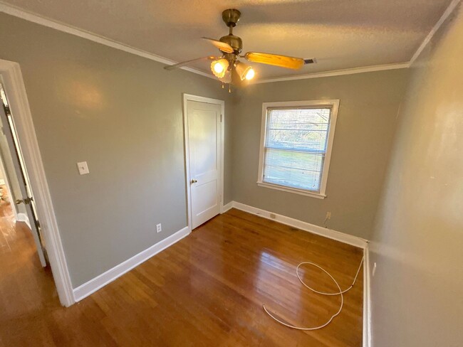 Building Photo - 1323 Victor Dr