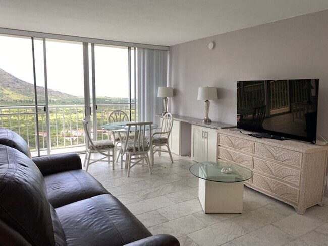 Building Photo - Beautiful 1/1 Penthouse unit at Makaha Valley Towers