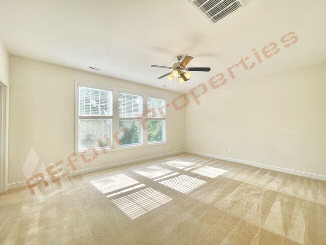 Building Photo - Beautiful 5 Bedroom End Unit Townhouse wit...