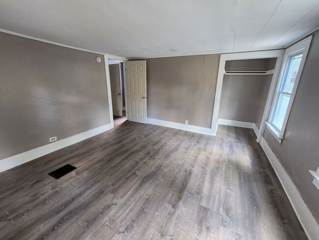 Building Photo - Three Bedroom Single Family Home!