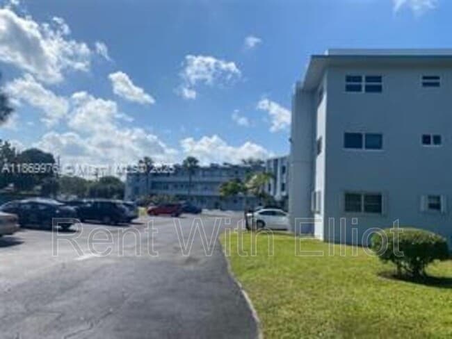 Building Photo - 2223 Park Ln