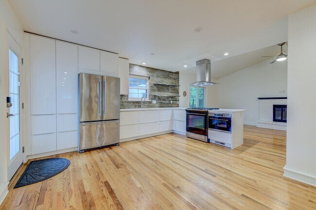 Building Photo - 3-Bedroom Home in Lindbergh School Distric...