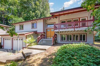 Building Photo - 5 Bed 3 Bath home In Bellevue Available Now