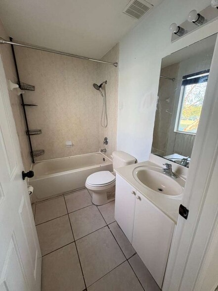 Building Photo - 2819 SE 15th Rd