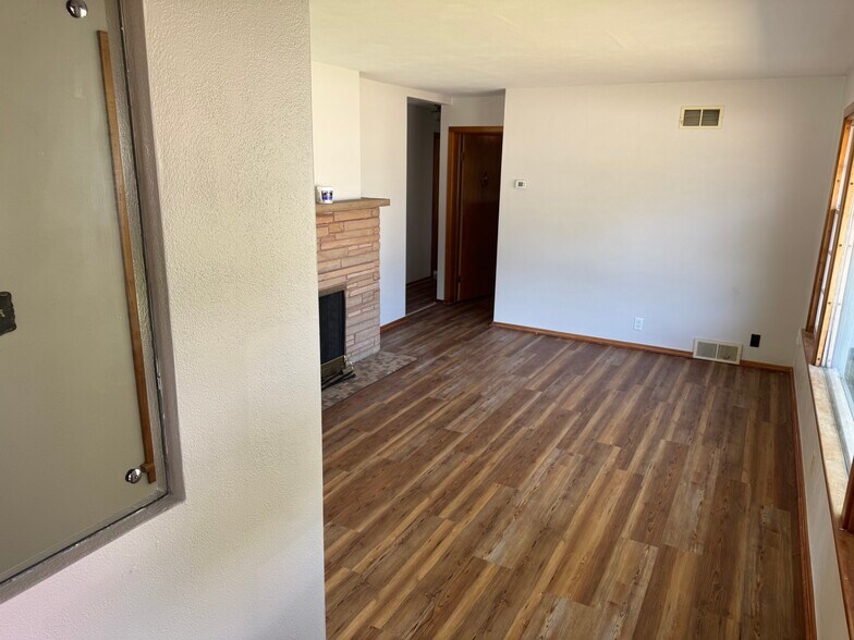 Living room picture #3 - 2009 Durand Ave