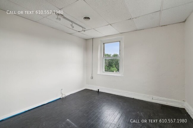 Building Photo - Large 1 Bedroom - 1 Bathroom  Apartment in...