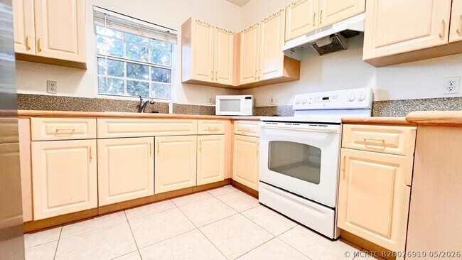 Building Photo - 1440 Hawthorne Pl