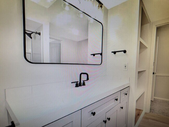 Building Photo - 3 Bed  2 1/2 Bath