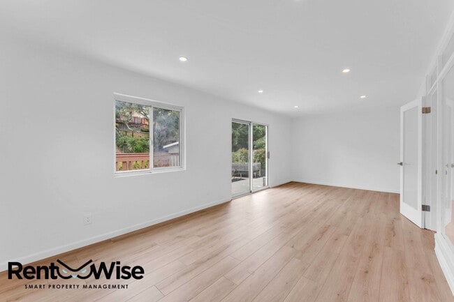 Building Photo - 110 Cuesta Dr
