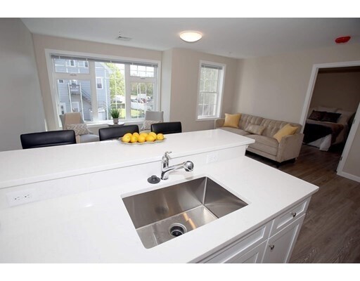 Building Photo - 30 Temple St