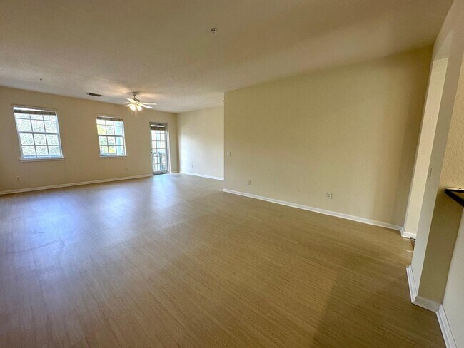 Building Photo - 425 Greenwich Cir