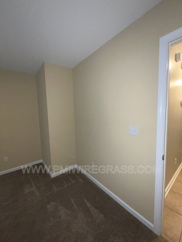 Building Photo - 214 Winterberry Way