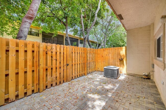 Building Photo - 3055 Riverside Dr