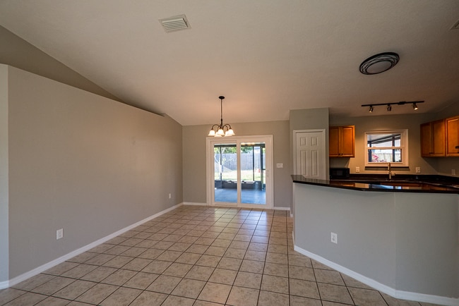 Building Photo - 2409 Greenway Dr
