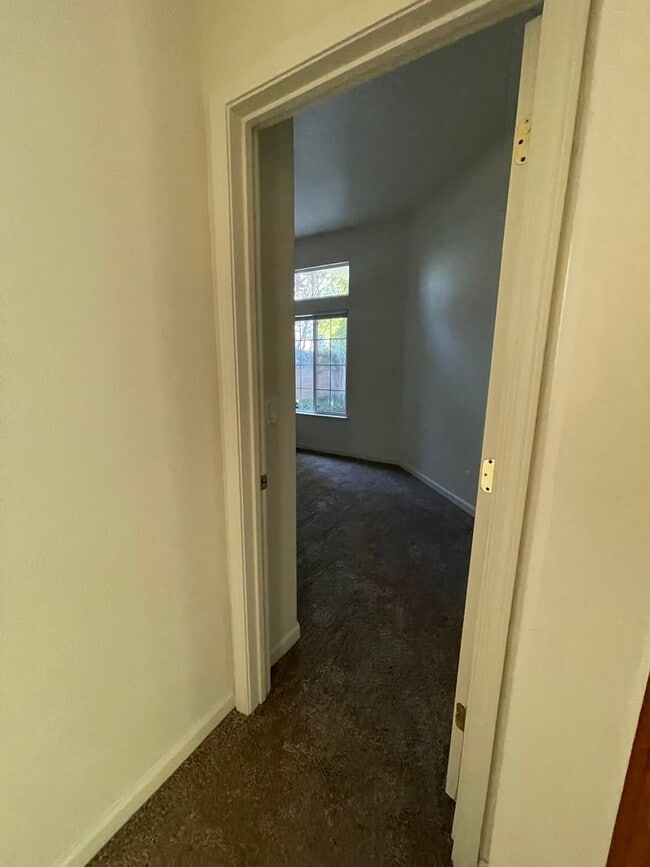 Building Photo - Spacious and Airy Rocklin Home! New Flooring!