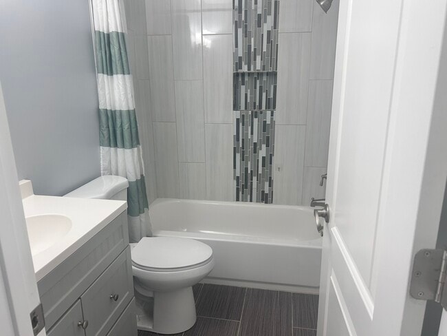 Building Photo - 646 White Ct