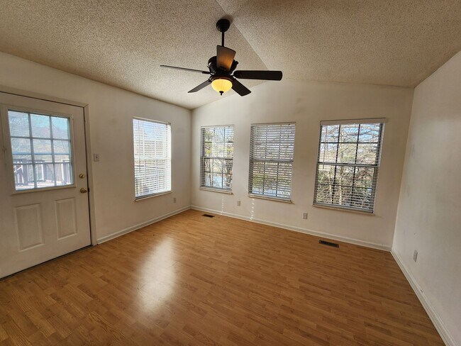 Building Photo - Maryville 37801- 3 bed 2.5 bath condo - call Tom Parry 865-607-3649