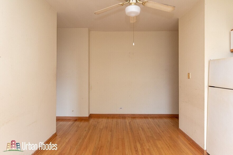 Building Photo - 633 W Barry Ave