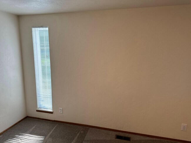 Building Photo - Terrific 3 Bedroom, 2 Bathroom in South Eugene