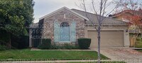 Building Photo - Roseville (Highland Park) 3 Bed Plus Den/O...