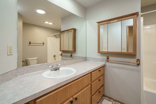 Building Photo - 3 Bedroom 2.5 Bath with workshop and fence...