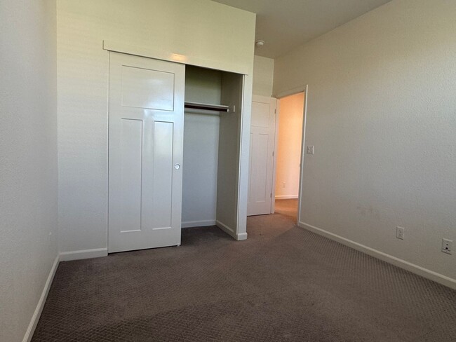Building Photo - West Roseville home with solar - avail 5/15